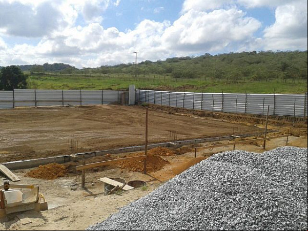 Obra teve início há quase um mês e estão a todo vapor. Unidade será coberta, com vestiários. Foto: Lupynho Huguenin